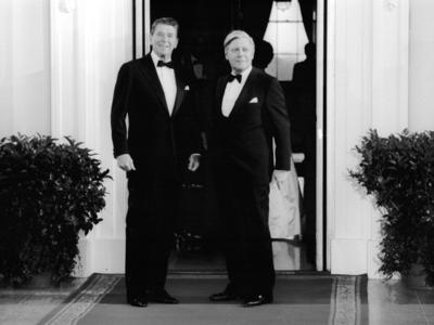 Bildnummer: 51676146  Datum: 21.05.1981  Copyright: imago/bonn-sequenzPr?sident Ronald Reagan (li., USA) und Bundeskanzler Helmut Schmidt (GER/SPD) im Wei?en Haus in Washington D.C. , Personen , optimistisch , Freude; 1981, SW, Washington D.C., DC, Politiker, Politik, Staatsbesuch; , quer, Kbneg, Gruppenbild, Internationale Politik, Politik, Vereinigte Staaten von Amerika, Randbild, People-stock-photo