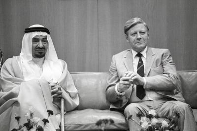 K?nig Khalid bin Abdulaziz von Saudi Arabien li und Bundeskanzler Helmut Schmidt Deutschland S-stock-photo