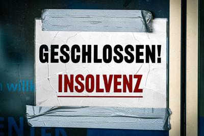 Augsburg, Bavaria, Germany - March 1, 2024: Closed! Insolvency, sign hangs with adhesive tape on a broken glass pane of-stock-foto