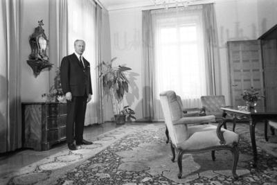 der scheidende Bundeskanzler Kurt Georg KIESINGER CDU / Bundeskanzler) wartet auf seinen Nachfolger Willy BRANDT (SPD /-stock-photo