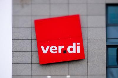 D?sseldorf 24.01.2023 ver.di Verdi Dienstleistungsgewerkschaft Gewerkschaft Logo Inflation B?rgergeld Tariflohn Lohnerh?-stock-foto