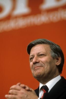 Bildnummer: 52750325  Datum: 19.05.1980  Copyright: imago/Sven SimonBundeskanzler Helmut Schmidt (Deutschland/SPD) , Personen , optimistisch; 1980, Politik, BR, BRD,  , Pressetermin ,; , hoch, Kbdia, Portr?t, Randbild, People; Aufnahmedatum gesch?tztBildnummer 52750325 Date 19 05 1980 Copyright Imago Sven Simon Federal Chancellor Helmut Schmidt Germany SPD People optimistic 1980 politics BR GERMANY Press call vertical Kbdia Portrait Edge image Celebrities date estimated-stock-foto