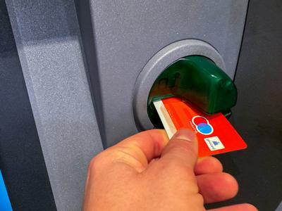 Augsburg, Bavaria, Germany - November 18, 2024: Customer inserts Sparkasse EC card into an ATM to withdraw cash *** Kund-stock-foto