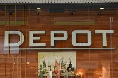 Symbolbild und Themenbild DEPOT Deko Kette Symbolfoto und Themenfoto einer Filiale mit Logo von DEPOT. Das Geschaeft ver-stock-photo