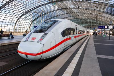 Impressionen von Berlin Hauptbahnhof w?hrend des Streiks der Gewerkschaft Deutscher Lokomotivf?hrer (GDL) Z?ge der Deuts-stock-foto