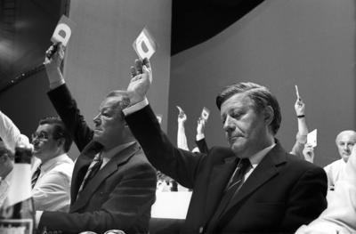 Willy Brandt (li., BRD/SPD-Bundesvorsitzender) und Bundeskanzler Helmut Schmidt (BRD/SPD) - SPD-Bundesparteitag in Dort-stock-foto