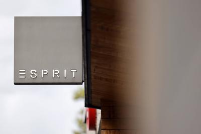 Eine Filiale des Modekonzerns Esprit in der K?lner Innenstadt mit einem R?umungsverkauf. Die Modekette ist insolvent - a-stock-foto