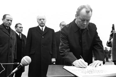 Bundeskanzler Willy BRANDT, rechts, tr?gt sich in ein Buch ein, mit ernster Miene, im Hintergrund steht Bundesaussenmin-stock-photo
