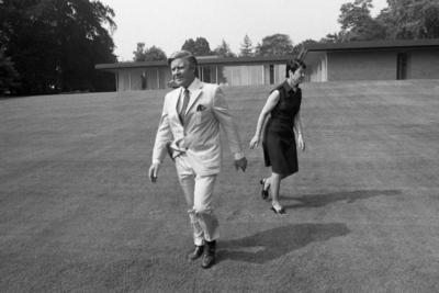 Bundeskanzler Helmut SCHMIDT und seine Frau Hannelore Loki im Garten des Kanzlerbungalows gehen ueb-stock-foto