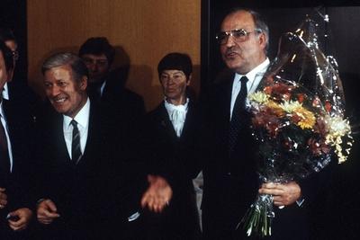Bildnummer: 50340784  Datum: 03.10.1982  Copyright: imago/Sven SimonBundeskanzler Helmut Kohl (re., GER/CDU) mit Helmut Schmidt (GER/SPD) und Loki Schmidt anl?sslich der ?bergabe des Bundeskanzleramtes in Bonn, Personen , optimistisch; 1982, Bonn, Politiker, Kanzler, Bundeskanzleramt, Blumen, Blume, Blumenstrau?, Blumenstr?u?e, Pressetermin; , quer, Kbdia, Gruppenbild, close, Bundespolitik, Politik, Deutschland, Randbild, People HanneloreBildnummer 50340784 Date 03 10 1982 Copyright Imago Sven Simon Federal Chancellor Helmut Kohl right ger CDU with Helmut Schmidt ger SPD and Loki Schmidt during the Transfer the Federal Chancellery in Bonn People optimistic 1982 Bonn Politicians Chancellor Federal Chancellery Flowers Flower Bouquet of flowers Bouquets Press call horizontal Kbdia Group photo Close Federal politics politics Germany Edge image Celebrities Hannelore-stock-foto