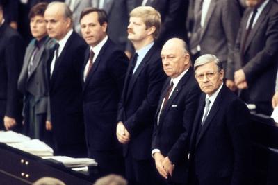 Bildnummer: 51741553  Datum: 01.10.1982  Copyright: imago/Sven SimonBundeskanzler Helmut Schmidt (re., GER/SPD) mit seinem Kabinett anl?sslich einer Abstimmung ?ber ein konstruktives Misstrauensvotums gegen ihn im Deutschen Bundestag in Bonn, li. daneben sein Stellvertreter Egon Franke und Finanzminister Manfred Lahnstein (beide GER/SPD), Personen , pessimistisch; 1982, Bonn, Politik, Politiker, Bundesregierung, Bundeskanzler, Misstrauensvotum, konstruktives, Vertrauensfrage; , quer, Kbdia, Gruppenbild, Bundespolitik, Politik, Deutschland, Randbild, PeopleBildnummer 51741553 Date 01 10 1982 Copyright Imago Sven Simon Federal Chancellor Helmut Schmidt right ger SPD with his Cabinet during a Vote above a Constructive Misstrauensvotums against him in German Bundestag in Bonn left next to it be Alternates Egon Franke and Finance Minister Manfred Lahnstein both ger SPD People pessimistic 1982 Bonn politics Politicians Federal government Federal Chancellor Vote of no confidence Constructive Confidence horizontal Kbdia Group photo Federal politics politics Germany Edge image Celebrities-stock-foto