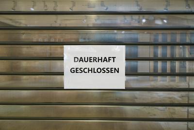 Augsburg, Bavaria, Germany - December 5, 2024: Permanently closed sign in front of an empty store. Symbolic image for in-stock-foto