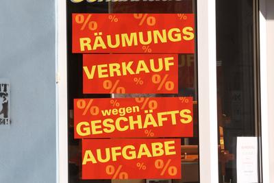 Blick Mittwoch (17.07.2024) in der Hansestadt Stralsund (Landkreis Vorpommern R?gen) auf den Schriftzug R?umungsverkauf-stock-foto