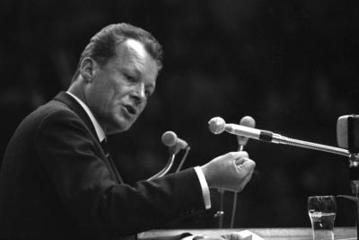 Willy BRANDT, SPD, SPD-Vorsitzender und Bundeskanzler, bei seiner Rede, am Rednerpult, geballte Faust, beim SPD-Parteita-stock-foto