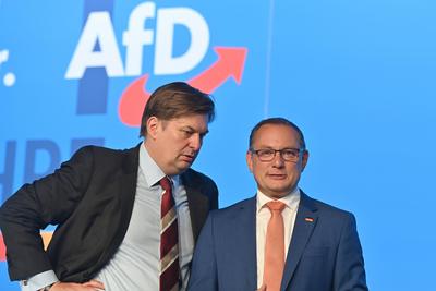 v.li:EU Abgeordneter Maximilian KRAH, Tino CHRUPALLA (Bundessprecher) vor Logo. 14.Bundesparteitag der AfD Alternative f-stock-foto