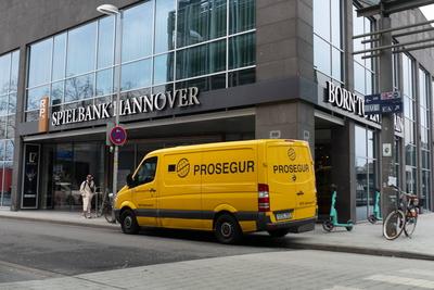 Prosegur Geldtransporter vor der Spielbank in Hannover am Bahnhof - gesehen am 12.02.2024 *** Prosegur money transporter-stock-foto