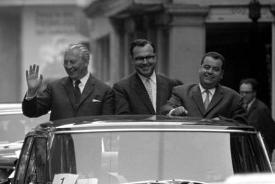Helmut Kohl (Mitte, GER/CDU/Ministerpr?sident Rheinland-Pfalz) und Bundeskanzler Kurt-Georg Kiesinger (GER/CDU)  winken-stock-foto