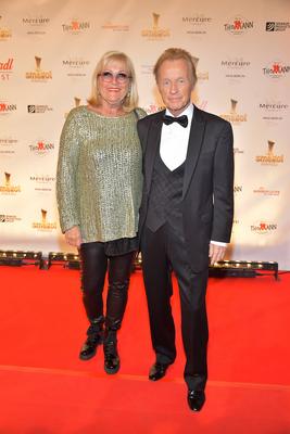 SMAGO AWARD zu 50 Jahre Hitparade Christian Anders mit Managerin und Ehefrau Birgit Diehn Ankunft zur Preisverleihung S-stock-photo