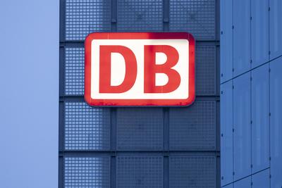 Deutsche Bahn Logo Hauptbahnhof in Berlin 04.12.2023, Berlin, GER - Deutsche Bahn Logo., Berlin Berlin Deutschland, DEU-stock-foto