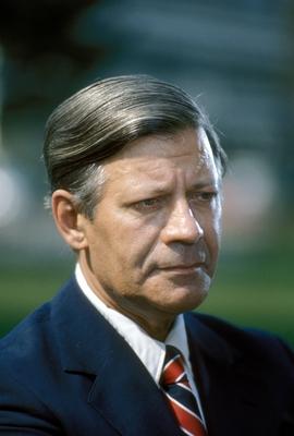Bildnummer: 52750479  Datum: 21.09.1980  Copyright: imago/Sven SimonBundeskanzler Helmut Schmidt (vorn, Deutschland/SPD), Personen , Nachdenklichkeit; 1980, Politik, BR, BRD, rauchen, Pfeife,; , hoch, Kbdia, Portr?t, Randbild, People; Aufnahmedatum gesch?tztBildnummer 52750479 Date 21 09 1980 Copyright Imago Sven Simon Federal Chancellor Helmut Schmidt front Germany SPD People contemplation 1980 politics BR GERMANY smoking Pipe vertical Kbdia Portrait Edge image Celebrities date estimated-stock-foto