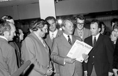 Bundeskanzler Willy Brandt und und Willi Daume besichtigen das Olympische Dorf zu den Spielen 1972 u-stock-photo
