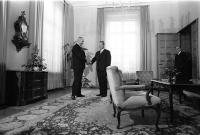 Kurt Georg KIESINGER (CDU / Bundeskanzler) begruesst seinen Nachfolger Willy BRANDT re. (SPD / Bundeskanzler) im Bundesk-stock-photo