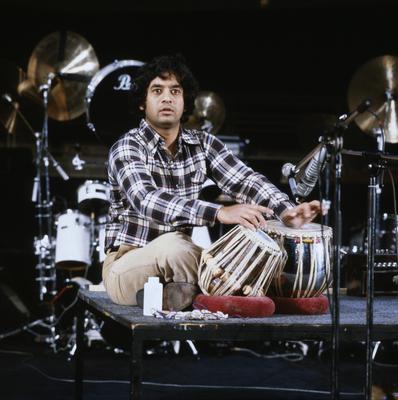 JAZZ FEST BERLIN Zakir Hussain, indischer Tabla-Spieler, spielt gemeinsam mit Shankar als Shankar-Hussain Duo auf dem Ja-stock-photo