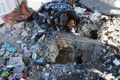 Palestinians inspect the damage in the aftermath of an Israeli strike on a school sheltering displaced people, amid the Israel-Hamas conflict, in Khan Younis-stock-foto
