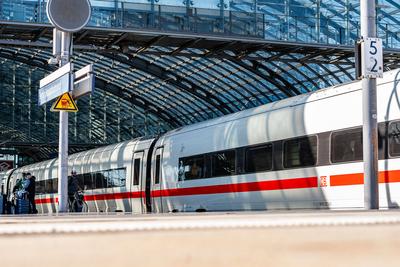 Deutsche Bahn erh?ht Preise im Fernverkehr Verkehr, Wirtschaft, Fernverkehr: Ein ICE Zug steht im Berliner Hauptbahnhof.-stock-photo
