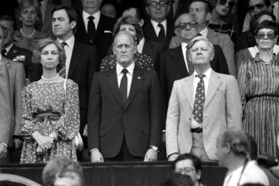 v.li.: K?nigin Sofia von Spanien, FIFA-Pr?sident Joao Havelange, Bundeskanzler Helmut Schmidt und dessen Frau Loki beim-stock-foto