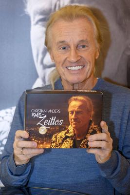 Christian Anders bei einer Autogrammstunde und der Albumpr?sentation 1945 - Zeitlos im Dessau Center. Dessau, 19.10.201-stock-foto