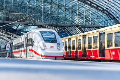 21.09.2024, Berlin 21.09.2024, Berlin ICE Zug Z?ge am Berliner Hauptbahnhof, Bahnhofshalle, Gleisen, Gleise Berlin Berli-stock-foto