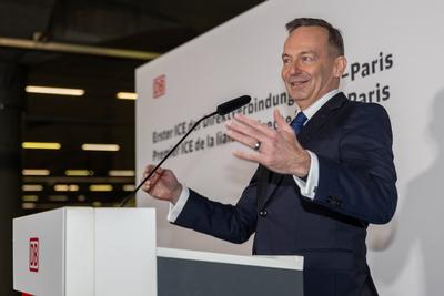 Verabschiedung des ersten ICE der neuen t?glichen Direktverbindung von Berlin nach Paris-stock-foto