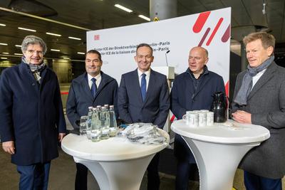 Verabschiedung des ersten ICE der neuen t?glichen Direktverbindung von Berlin nach Paris-stock-foto
