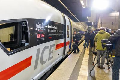 Verabschiedung des ersten ICE der neuen t?glichen Direktverbindung von Berlin nach Paris-stock-foto