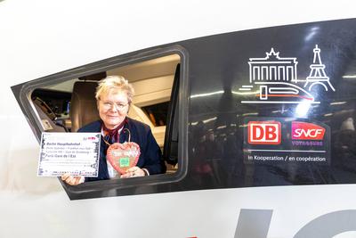 Verabschiedung des ersten ICE der neuen t?glichen Direktverbindung von Berlin nach Paris-stock-foto