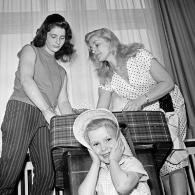 Die deutsche Schauspielerin Gisela Uhlen mit ihren T?chtern Susanne (unten) und Barbara Bertram nach ihrer R?ckkehr aus-stock-foto