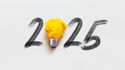 Kreative 2025 Neujahr mit Gl?hbirne gelb zerknittertes Papier auf wei?em Hintergrund, Konzept. Denken Sie anders, kreati-stock-photo