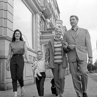 Die deutsche Schauspielerin Gisela Uhlen mit ihren T?chtern Susanne und Barbara Bertram (links) nach ihrer R?ckkehr aus-stock-foto