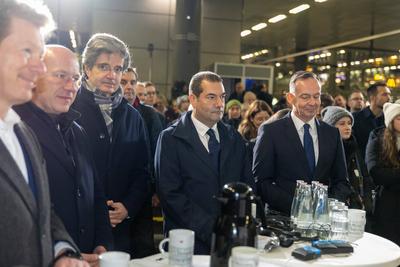 Verabschiedung des ersten ICE der neuen t?glichen Direktverbindung von Berlin nach Paris-stock-foto