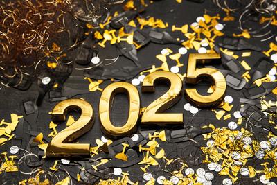 Bavaria, Germany - December 10, 2024: Golden 2025 numbers lie on a dark background, surrounded by festive confetti in ch-stock-foto