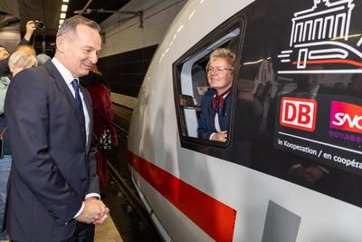 Verabschiedung des ersten ICE der neuen t?glichen Direktverbindung von Berlin nach Paris-stock-foto