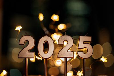Goldene Kerzen festliche 2025 in der Nacht mit st?dtischen Bokeh mit Lichtern Sterne. Frohes neues Jahr 2025 Karten ***-stock-photo
