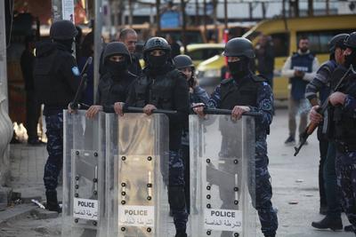 Palestinian Authority (PA) security forces patrol Jenin in the Israel-occupied West Bank-stock-foto