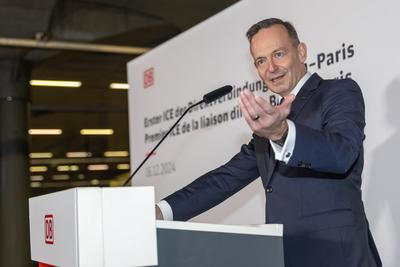 Verabschiedung des ersten ICE der neuen t?glichen Direktverbindung von Berlin nach Paris-stock-foto