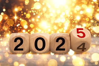 13 December 2024: Turn of the year from 2024 to 2025 and New Year concept. Cube with the number 2025 in front of a brigh-stock-photo