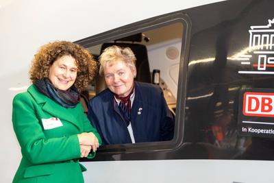 Verabschiedung des ersten ICE der neuen t?glichen Direktverbindung von Berlin nach Paris-stock-foto