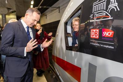 Verabschiedung des ersten ICE der neuen t?glichen Direktverbindung von Berlin nach Paris-stock-foto