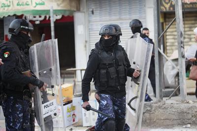 Palestinian Authority (PA) security forces patrol Jenin in the Israel-occupied West Bank-stock-foto