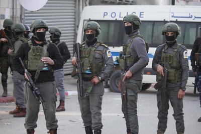 Palestinian Authority (PA) security forces patrol Jenin in the Israel-occupied West Bank-stock-foto
